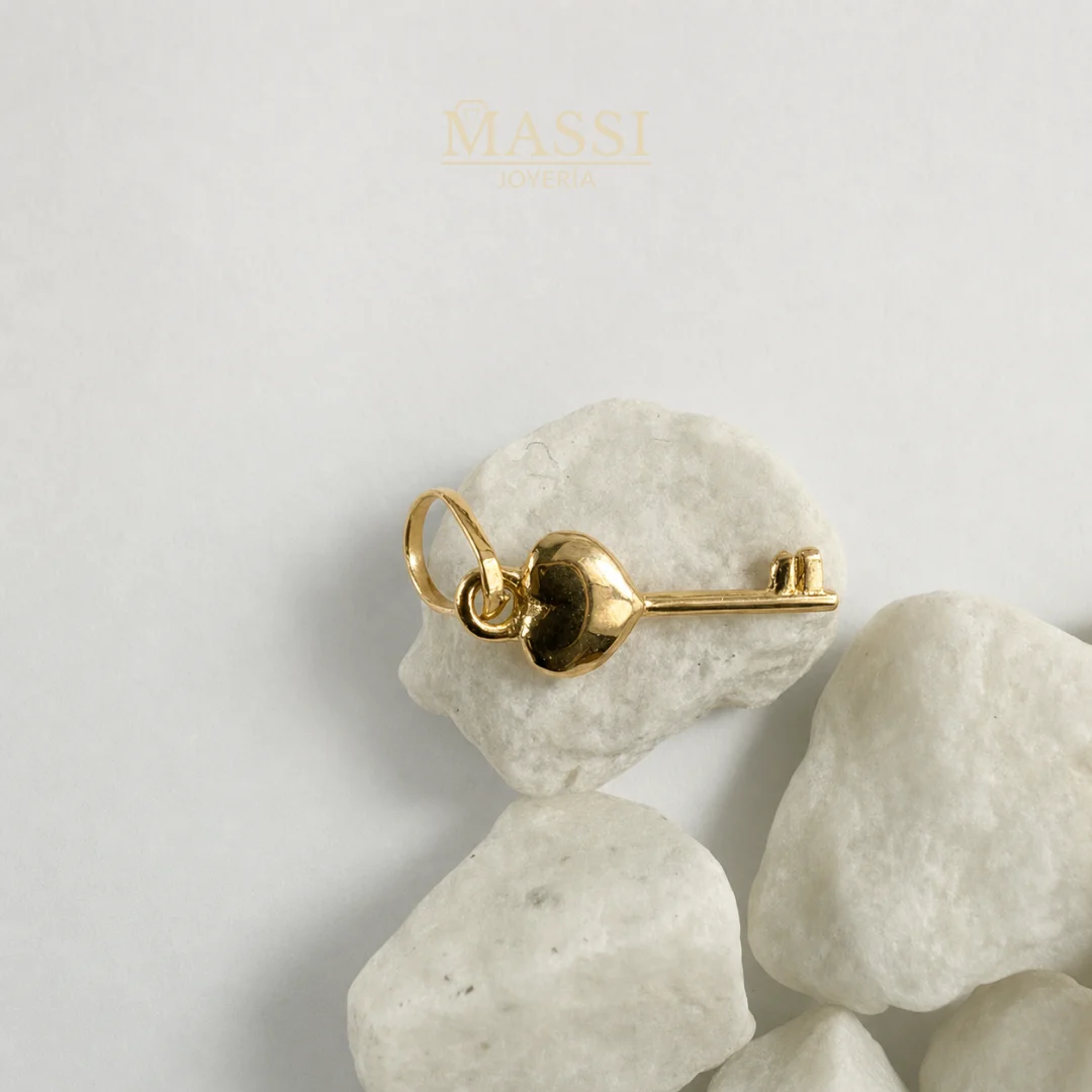 Dije Llave Corazón de 11 × 5 mm en oro nacional amarillo