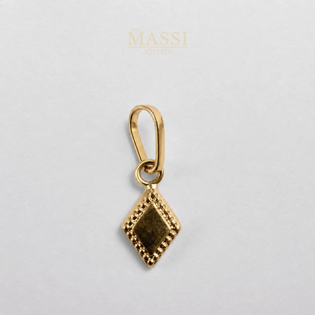 Detalle del Dije Rombo Colgante de 8 mm en oro nacional amarillo