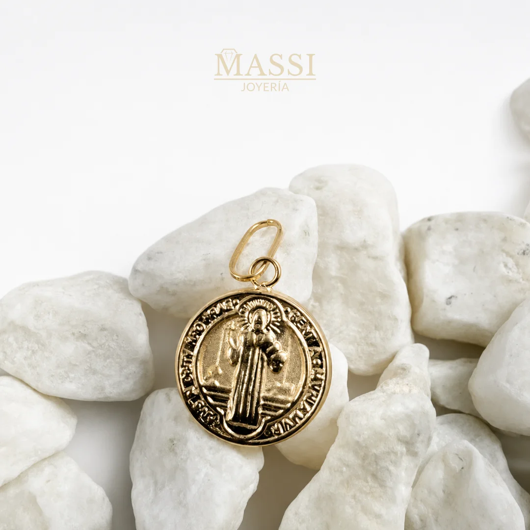 Dije San Benito Mediano de 12 mm en oro nacional amarillo