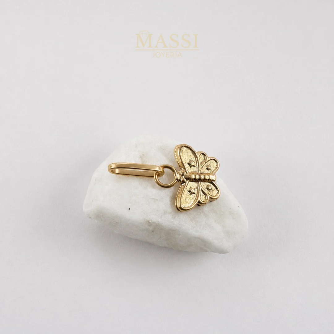 Detalle del Dije Mariposa Mini liso y brillante en oro nacional amarillo